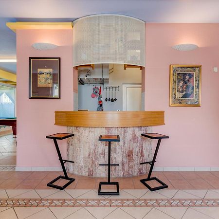 Blue Dolphin Apartment - Private Indoor Pool, Jacuzzi, Garden Split Exterior foto