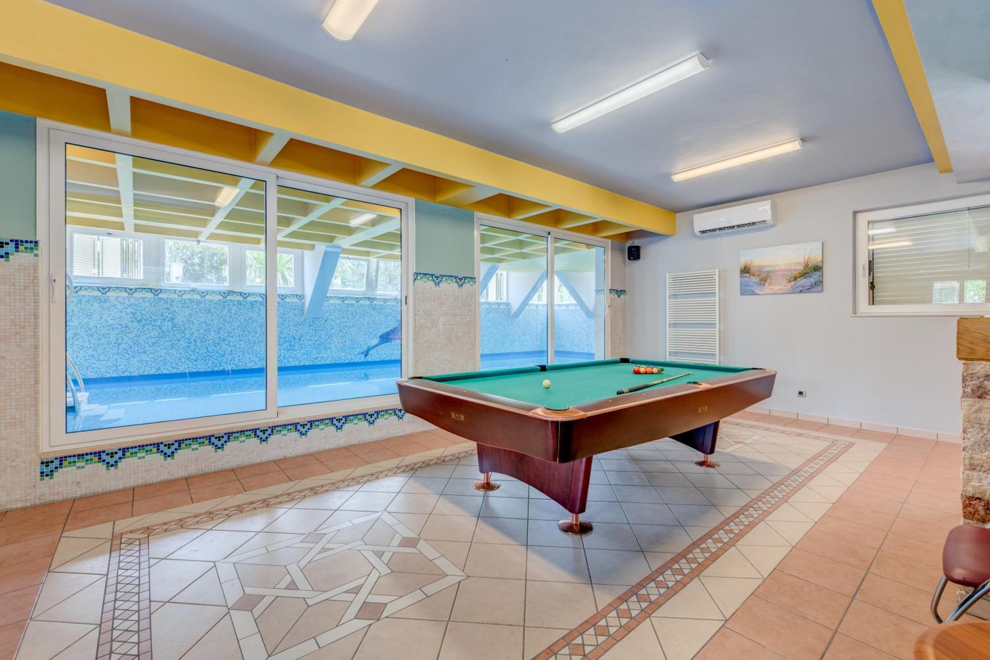 Blue Dolphin Apartment - Private Indoor Pool, Jacuzzi, Garden Split Exterior foto