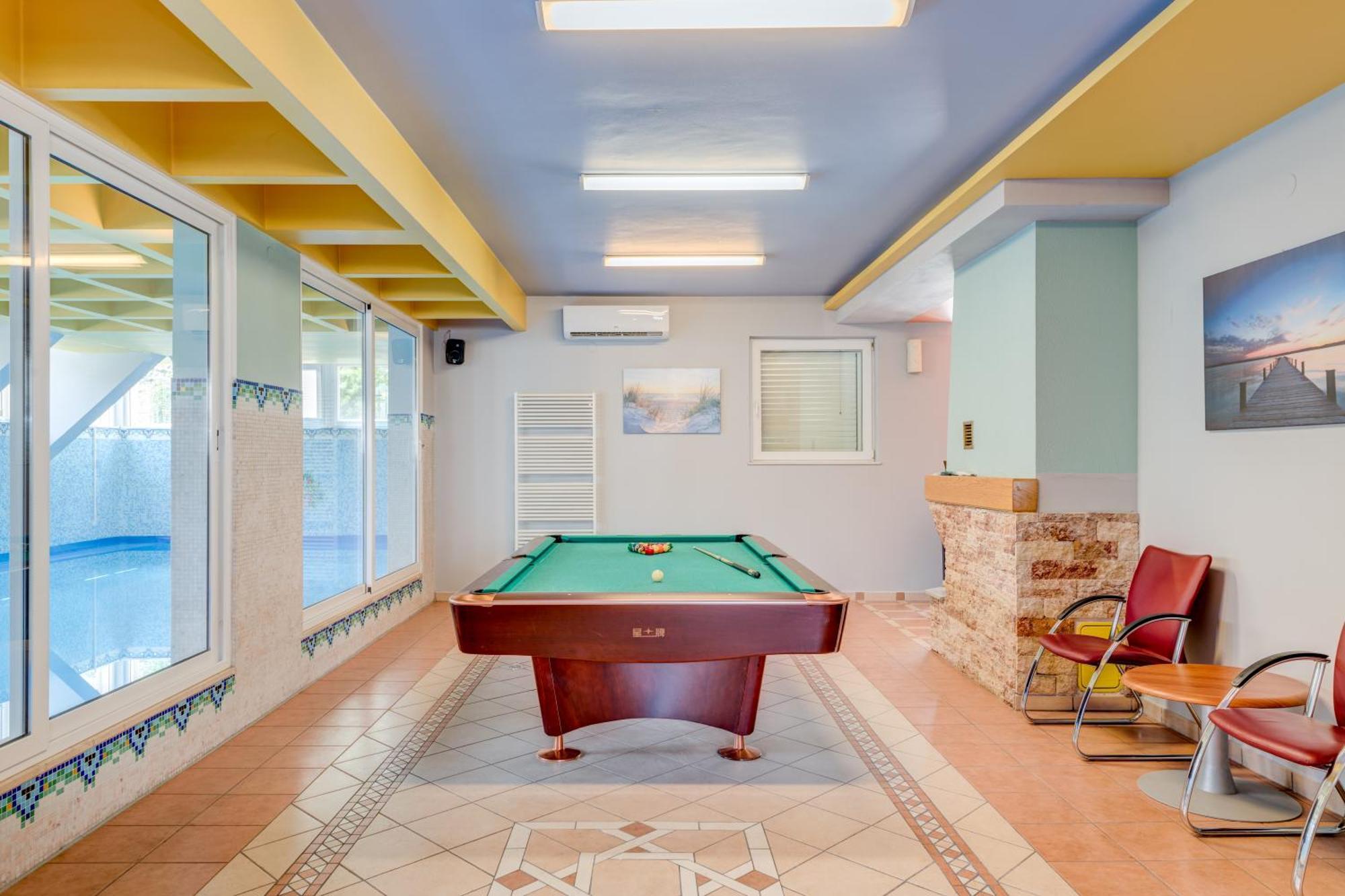 Blue Dolphin Apartment - Private Indoor Pool, Jacuzzi, Garden Split Exterior foto
