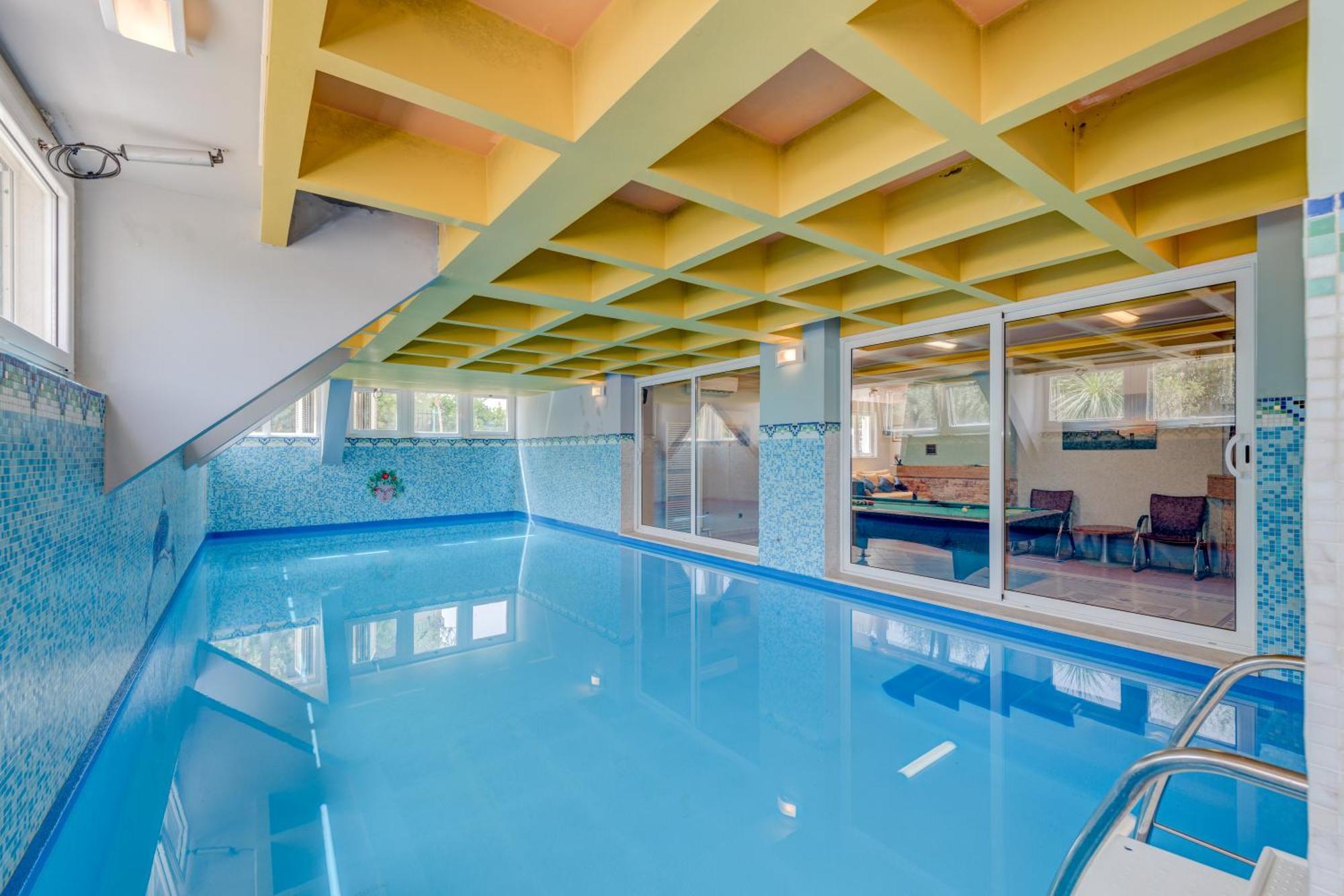 Blue Dolphin Apartment - Private Indoor Pool, Jacuzzi, Garden Split Exterior foto