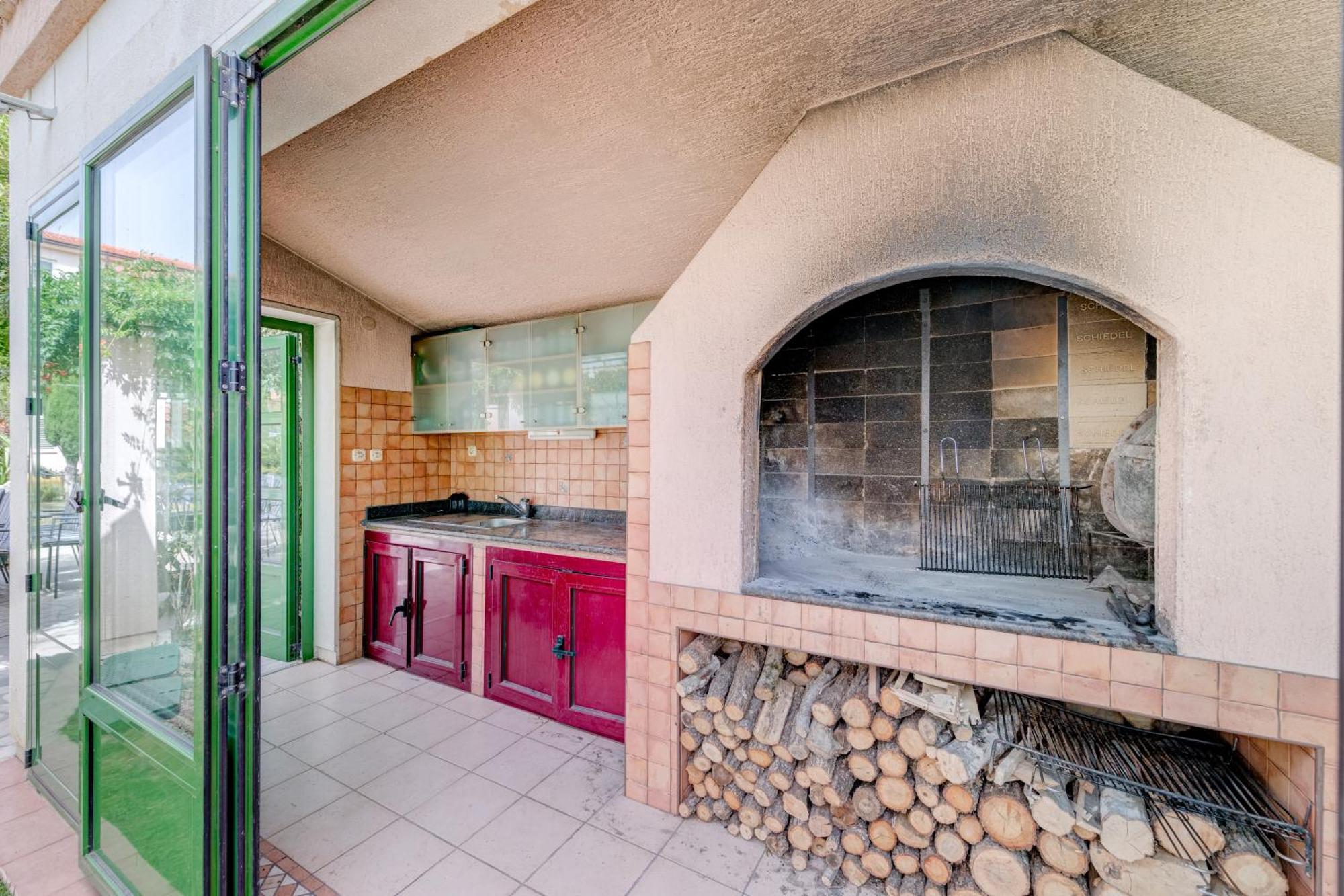 Blue Dolphin Apartment - Private Indoor Pool, Jacuzzi, Garden Split Exterior foto