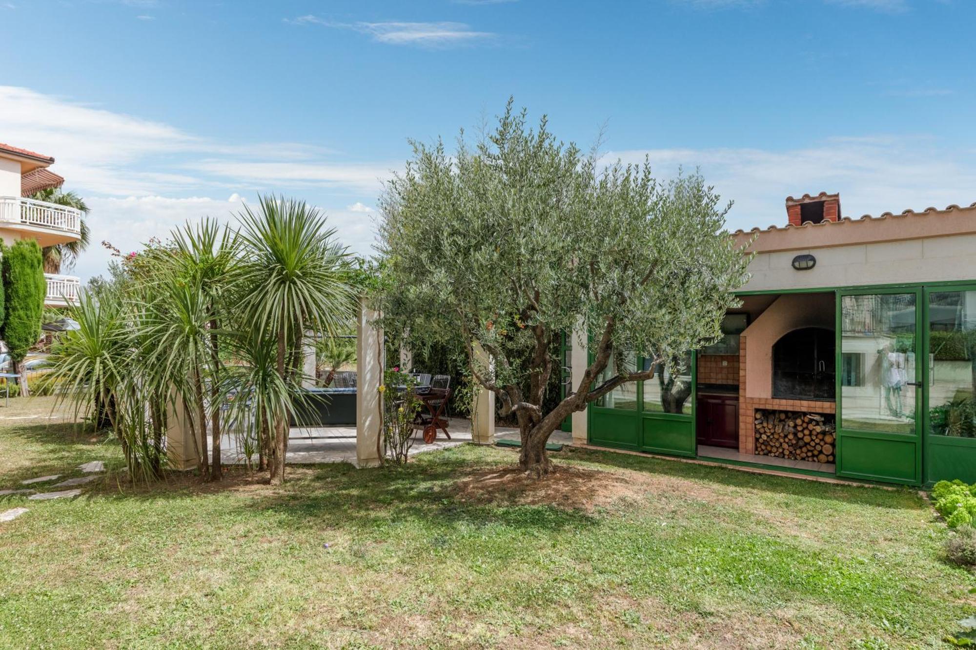 Blue Dolphin Apartment - Private Indoor Pool, Jacuzzi, Garden Split Exterior foto