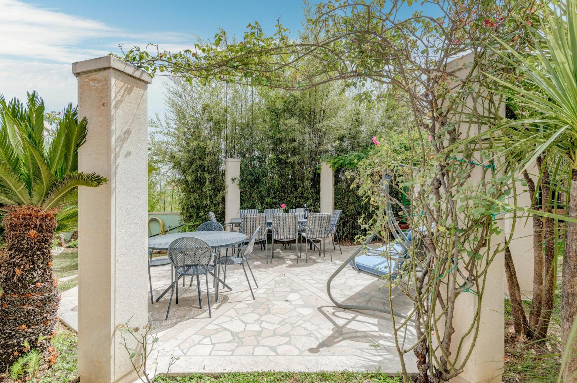 Blue Dolphin Apartment - Private Indoor Pool, Jacuzzi, Garden Split Exterior foto