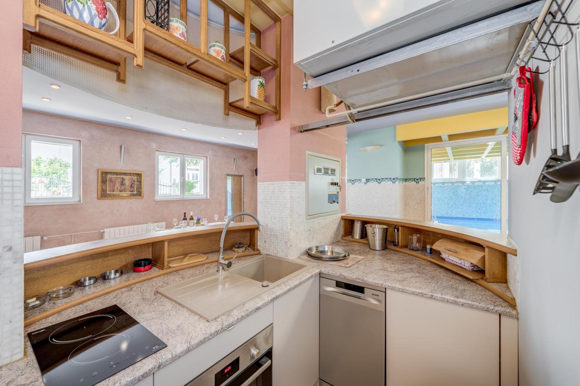 Blue Dolphin Apartment - Private Indoor Pool, Jacuzzi, Garden Split Exterior foto
