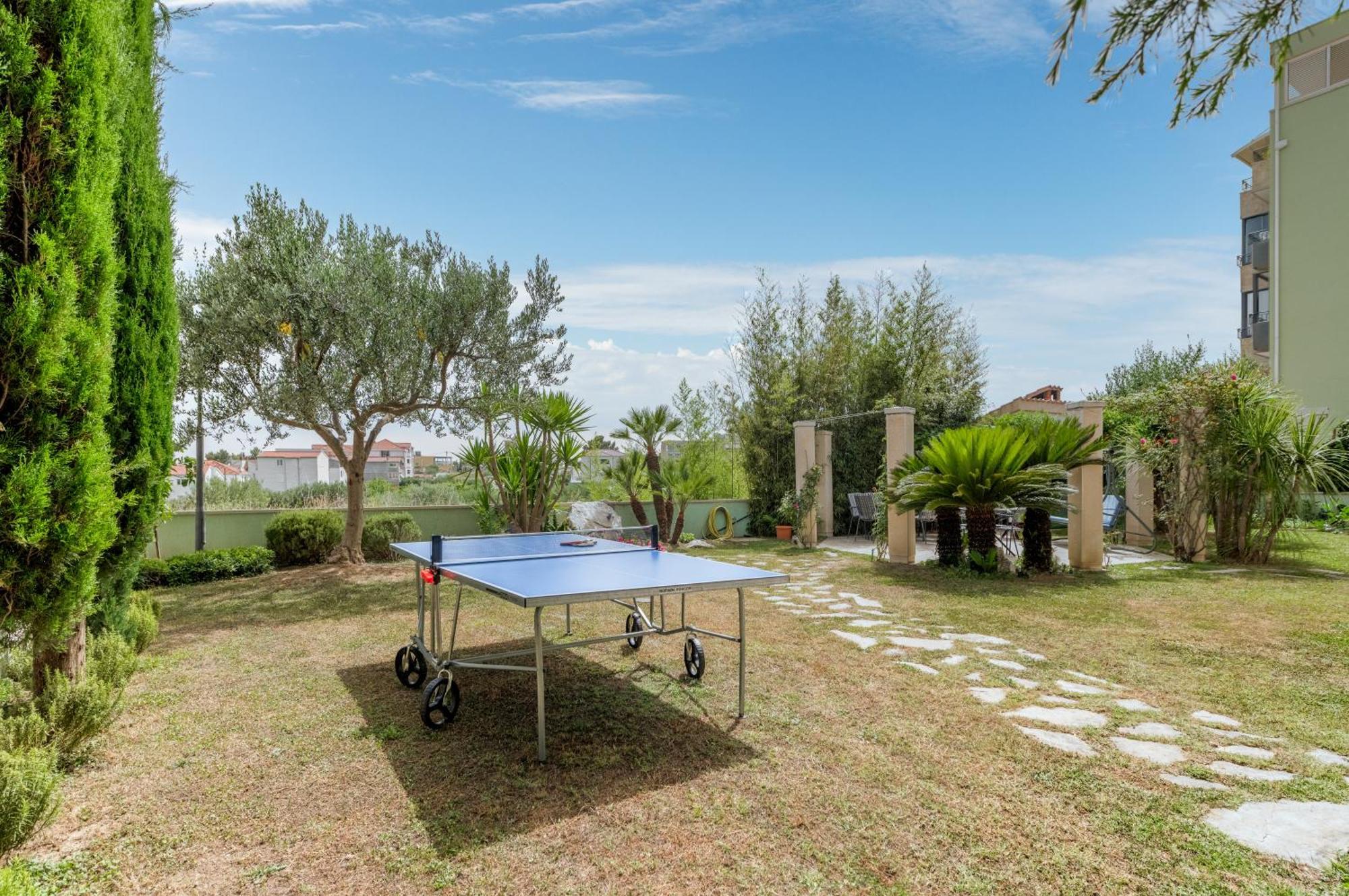 Blue Dolphin Apartment - Private Indoor Pool, Jacuzzi, Garden Split Exterior foto
