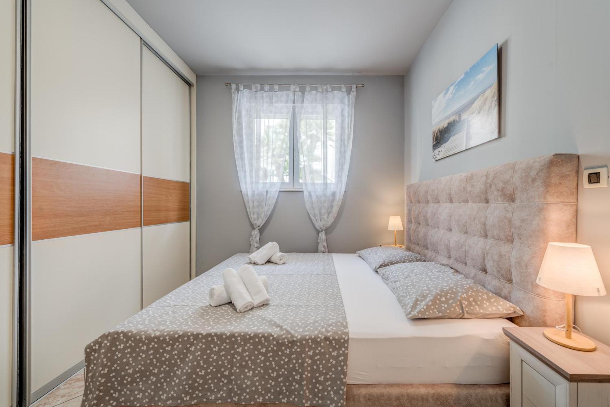 Blue Dolphin Apartment - Private Indoor Pool, Jacuzzi, Garden Split Exterior foto