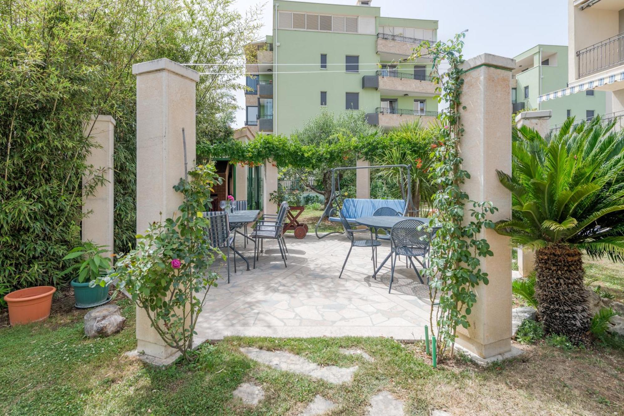 Blue Dolphin Apartment - Private Indoor Pool, Jacuzzi, Garden Split Exterior foto