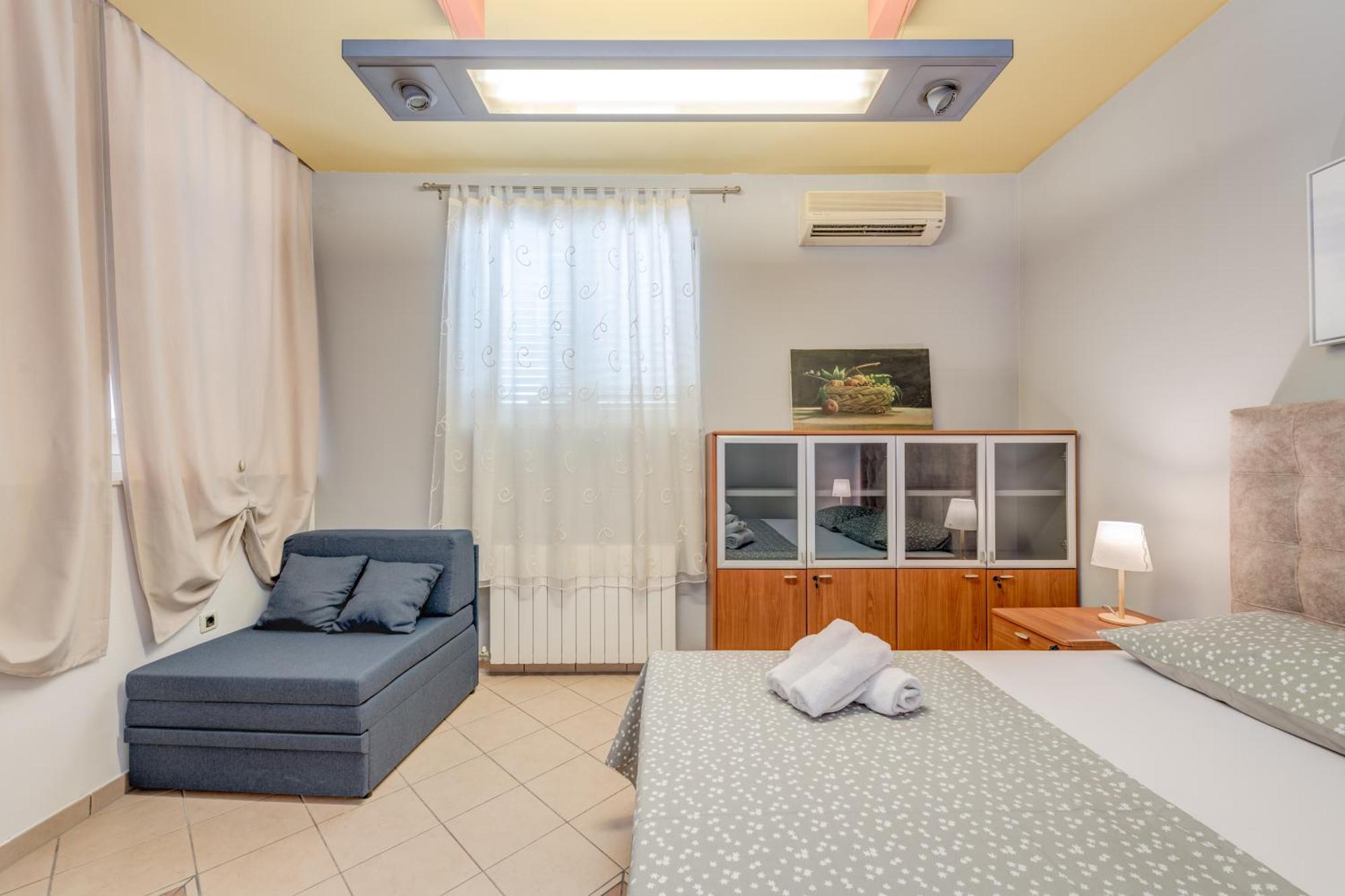 Blue Dolphin Apartment - Private Indoor Pool, Jacuzzi, Garden Split Exterior foto