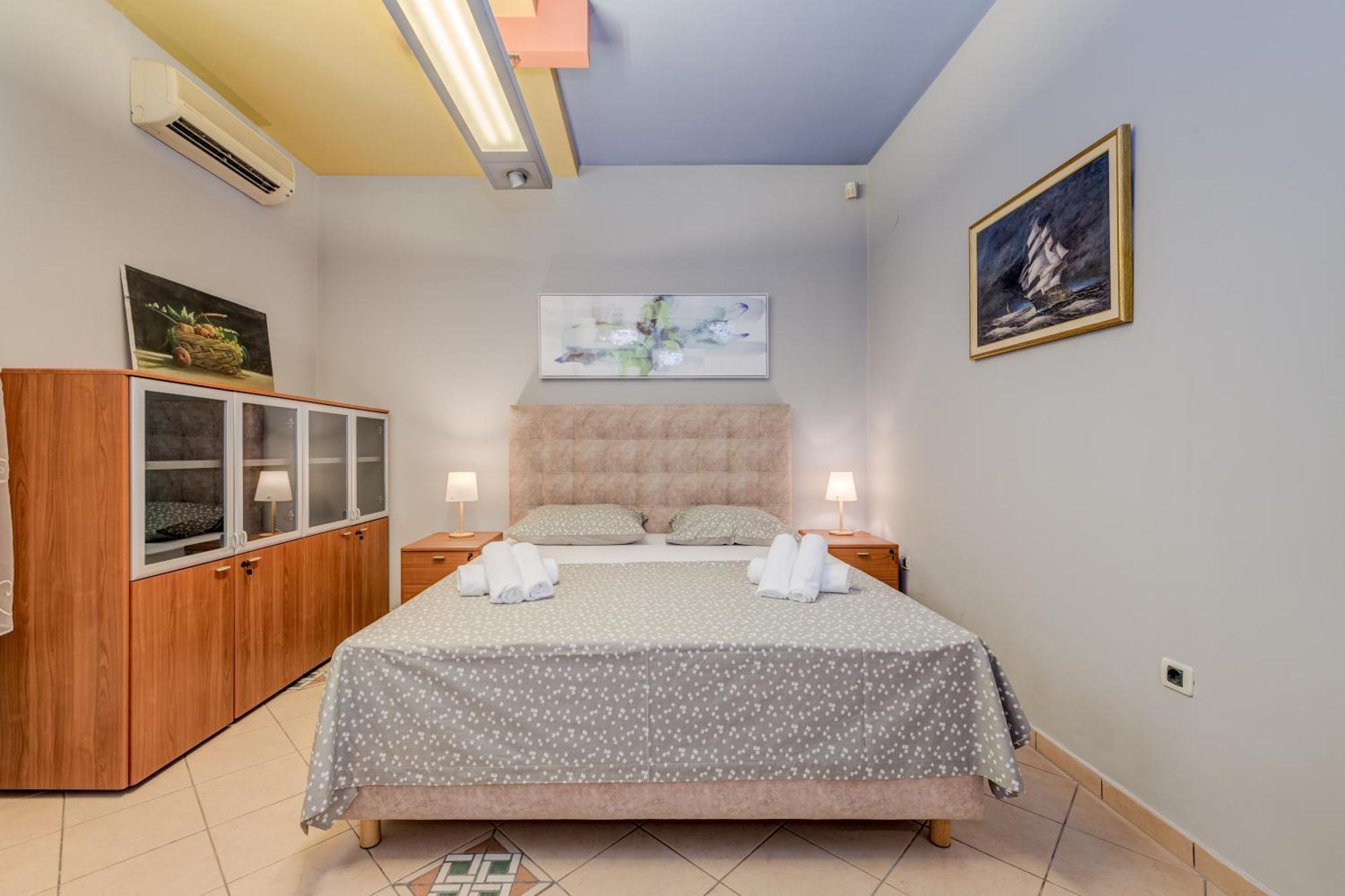Blue Dolphin Apartment - Private Indoor Pool, Jacuzzi, Garden Split Exterior foto