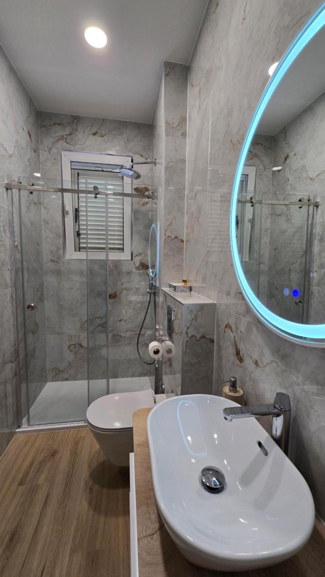 Blue Dolphin Apartment - Private Indoor Pool, Jacuzzi, Garden Split Exterior foto
